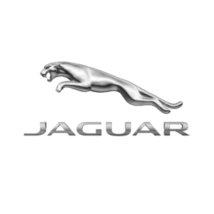 Specialistas kuria „Jaguar“ automobilio raktą, naudodamas specialius įrankius ir medžiagas.