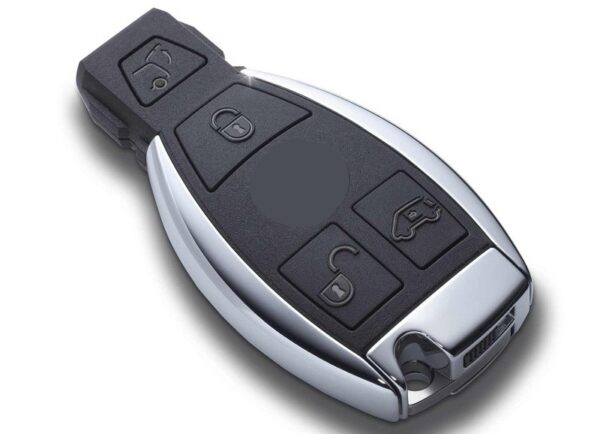 "„Mercedes“ automobilio raktų gamybos procesas."