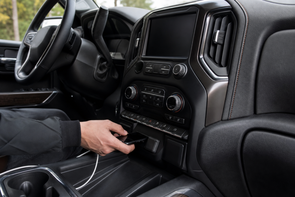 GM atnaujina 2027 metų pikapų sąsają, bet „CarPlay“ ir „Android Auto“ lieka